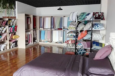 fexible-MOQ Showroom display bed with purple bedding